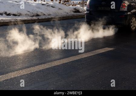 Cracovie, Pologne, 10 janvier 2024. Un tuyau d'échappement est vu expirer de la fumée dans le centre de Cracovie. La pollution atmosphérique a été déclarée très malsaine aujourd'hui et la concentration de PM2,5 était 30 fois plus élevée que les lignes directrices annuelles DE L'OMS sur la qualité de l'air. La pollution est une combinaison de manque de vent et de basses températures qui ont forcé la ville et ses habitants à chauffer leurs maisons. Crédit : Dominika Zarzycka/Alamy Live News. Banque D'Images