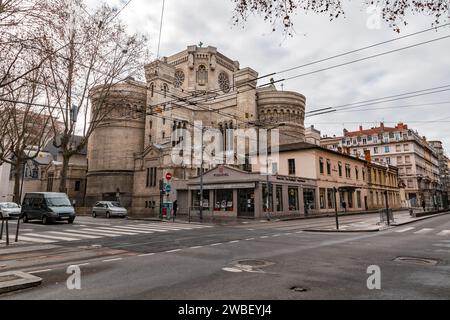 Lyon, France - 30 janvier 2022 : vue arrière de l'Eglise de l'Immaculée conception sur l'avenue Maréchal de Saxe, part Dieu, Lyon, France. Banque D'Images