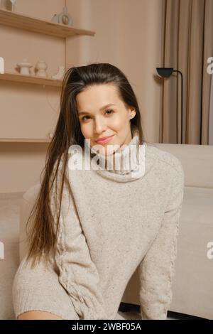 Portrait de style de vie de belle jeune femme avec la peau fraîche saine à la maison Banque D'Images