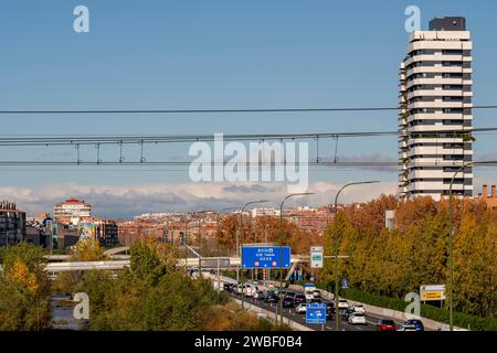 Trafic lourd sur une autoroute à l'intérieur de la ville de Madrid en Espagne Banque D'Images