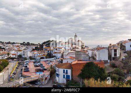 Vue locale, ancien village de pêcheurs de Cadaques avec point de repère, église blanche de Santa Maria, Cadaques, péninsule du Cap de Creus, Costa Brava, Espagne Banque D'Images