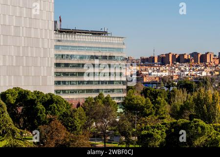 Paysage urbain à Madrid avec des immeubles de bureaux modernes et des immeubles d'appartements en arrière-plan Banque D'Images