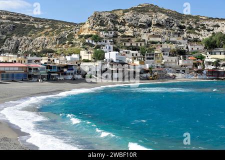 La baie de Matala, île, mer, village, été, ciel bleu, plage, plage de baignade, île de Crète, Grèce Banque D'Images