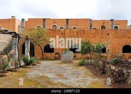 Jardin, Eglise du monastère, monastère Arkadi, Moni Arkadi, Monument National, Crète, Grèce Banque D'Images