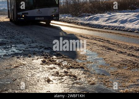 Cracovie, Pologne, 10 janvier 2024. Un bus public roule sur la neige et la glace dans les banlieues de Cracovie alors que les températures chutaient et que la neige tombait dans le sud de la Pologne. Les routes des banlieues sont négligées. Banque D'Images