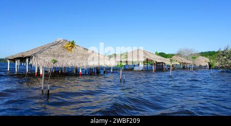 Cabanes de plage inondées, plage Alter do Chao, rivière Tapajos, état de Para, Brésil Banque D'Images