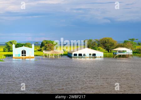 Maisons en bois sur pilotis dans la lagune d'Itapicuru, État de Para, Brésil Banque D'Images