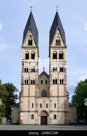 Façade de deux tours de la basilique St Castor, Coblenz, Rhénanie-Palatinat, Allemagne Banque D'Images