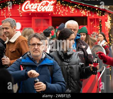 Belgrade, Serbie - 5 janvier 2024 : campagne de promotion de Coca Cola dans la rue de la ville pendant le marché des vacances de Noël, donnant des boissons gratuites aux gens Banque D'Images