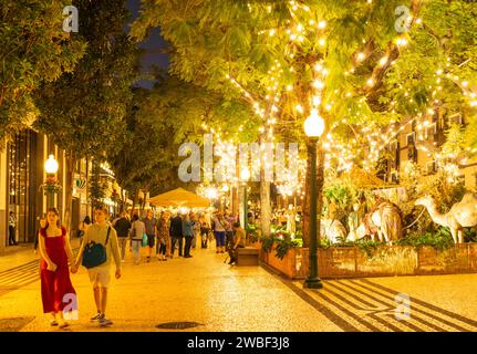 Madeira Funchal Madeira Promenade Street café et arbres décorés avec des lumières de fée à Noël Funchal Madeira Portugal UE Europe Banque D'Images