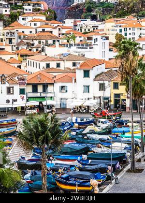 Le joli village côtier de Camara de Lobos à Madère. Banque D'Images