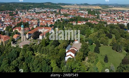 Schlosspark Arnstadt Schlosspark Arnstadt zählte im 16. Jahrhundert zu den größten Anlagen in Deutschland. Innerhalb des Parks befinden sich einige geschichtsträchtige Bauwerke, wie beispielsweise die ruine Neideck mit ihrem 65 mètre hohen Turm oder auch das Theater im Schlossgarten. Arnstadt Thüringen DEUTSCHLAND *** Parc du château d'Arnstadt le parc du château d'Arnstadt était l'un des plus grands parcs d'Allemagne au 16e siècle il y a un certain nombre de bâtiments historiques dans le parc, comme les ruines de Neideck avec leur tour de 65 mètres de haut et le théâtre dans le jardin du château d'Arnstadt Thuringe ALLEMAGNE Banque D'Images