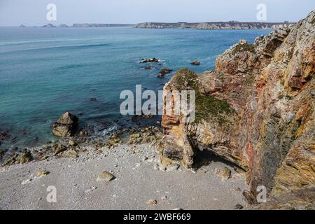 Pointe de Dinan, Crozon, derrière Pointe de Pen Hir avec les rochers les tas de pois, presqu'île de Crozon, département Finistère Penn ar Bed, région Bretagne Banque D'Images