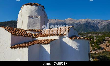 Église Saint-Michel l'Archange, église à dôme croisé, soleil éclatant sur une église traditionnelle avec vue sur le paysage montagneux, gorge d'Aradena Banque D'Images