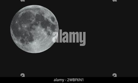 Gros plan d'une pleine lune dans le ciel nocturne sombre, Haan, Rhénanie du Nord-Westphalie, Allemagne Banque D'Images