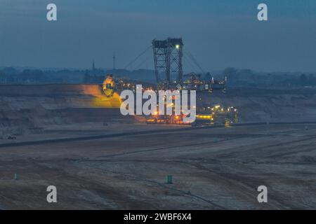 Excavatrice sur roues à godets excavatrice sur roues travaillant de nuit sous un ciel bleu, mine de lignite à ciel ouvert, Rhénanie du Nord-Westphalie, Allemagne Banque D'Images