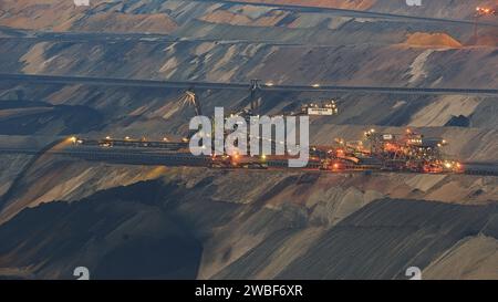 Mine à ciel ouvert avec une pelle hydraulique à godets dans la lumière chaude du soir, mine de lignite à ciel ouvert, Rhénanie du Nord-Westphalie, Allemagne Banque D'Images
