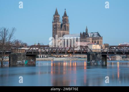 Cathédrale de Magdebourg, en face du pont levant historique, Elbe en haute mer, Magdebourg, Saxe-Anhalt, Allemagne Banque D'Images