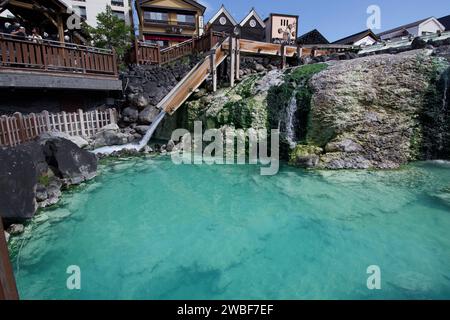 Une vue aérienne imprenable sur un complexe hôtelier de luxe doté d'une grande piscine extérieure et d'une cascade tranquille Banque D'Images
