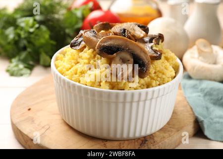 Savoureux porridge de millet et champignons dans un bol sur la table, gros plan Banque D'Images