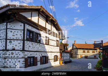 Bansko, Bulgarie - 30 septembre 2023 : scène de rue avec des bâtiments typiques, des habitants et des visiteurs, à Bansko, dans le sud-ouest de la Bulgarie Banque D'Images