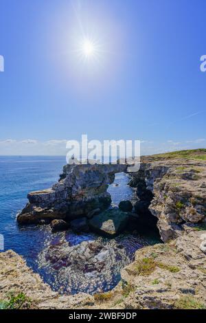 Vue sur les falaises rocheuses et l'arche sur la côte du village de Tyulenovo, au nord-est de la Bulgarie Banque D'Images