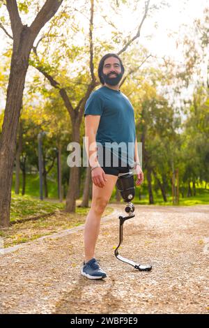 Portrait d'un sportif avec jambe prothétique souriant à la caméra en plein air Banque D'Images