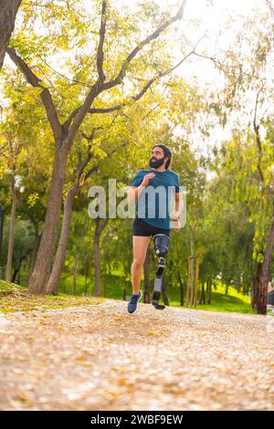 Photo verticale avec vue à faible angle d'un homme avec prothèse de jambe courant dehors Banque D'Images