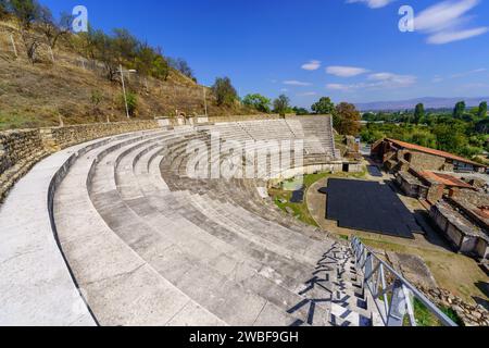 Vue sur les ruines du théâtre dans l'ancienne ville romaine Heraclea Lyncestis, près de Bitola, Macédoine du Nord Banque D'Images