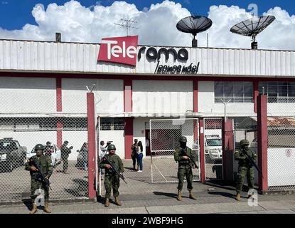 CUENCA-RESGUARDO MILITAR-POLICIAL Cuenca,Ecuador 10 de enero de 2023 la manana de hoy la Ciudad de Cuenca se encontro con resguardo policial y militar en el centro historico y en la entidades de radio y Television. foto Boris Romoleroux/API soi-CUENCA-RESGUARDOMILITAR-POLICIAL-46fa203729031e1ad3b1f25f6e9b83f0 *** CUENCA GARDE MILITAIRE POLICIÈRE Cuenca, Équateur 10 janvier 2023 ce matin, la ville de CUENCA était sous garde policière et MILITAIRE dans le centre historique et aux stations DE radio et DE télévision photo I CUOLF03203291203291POLICE1203FENCA Banque D'Images