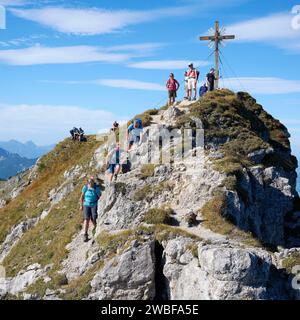 Randonneurs au sommet de la grosse Klammspitze, Graswangtal, parc naturel des Alpes d'Ammergau, haute-Bavière, Bavière, Allemagne Banque D'Images