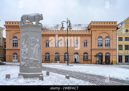 Löwendenkmal und das Altstädtische Rathaus auf dem Markt der Landeshauptstadt Schwerin, Mecklenburg-Vorpommern, Deutschland | Monument Henri le Lion Banque D'Images