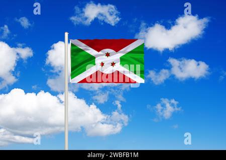 Burundi, pays enclavé en Afrique de l'est, Afrique, drapeau national, drapeau national, drapeau, mât de drapeau, cumulus nuages devant le ciel bleu, studio Banque D'Images