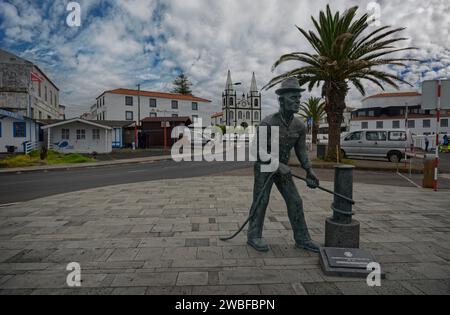 Statue de Gilberto Mariano da Silva d'un marin avec corde dans le vieux port de la capitale de l'île Madalena, Madalena, Pico, Açores, Portugal Banque D'Images