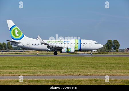 Transavia Boeing 737-7K2 immatriculé pH-XRY atterrit sur le Polderbaan, Amsterdam Schiphol Airport à Vijfhuizen, municipalité de Haarlemmermeer Banque D'Images