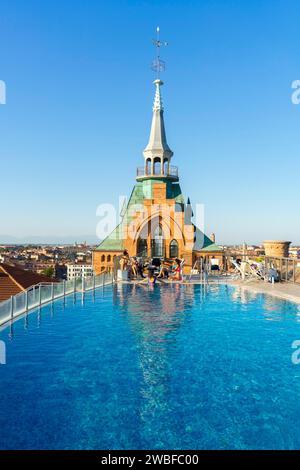 Piscine sur le toit du Hilton Molino Stucky Venise, Giudecca, Venise, Vénétie, Italie Banque D'Images