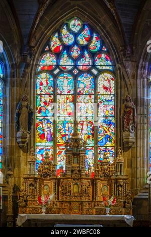 Maître-autel et vitraux dans le chœur de l'église Saint Germain, enclos Paroissial de Pleyben paroisse fermée datant du 15 au 17 Banque D'Images