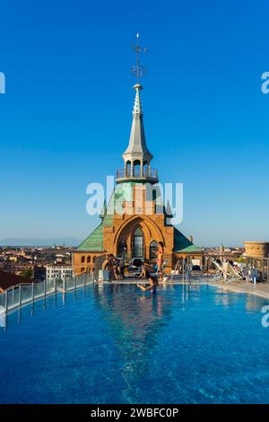 Piscine sur le toit du Hilton Molino Stucky Venise, Giudecca, Venise, Vénétie, Italie Banque D'Images