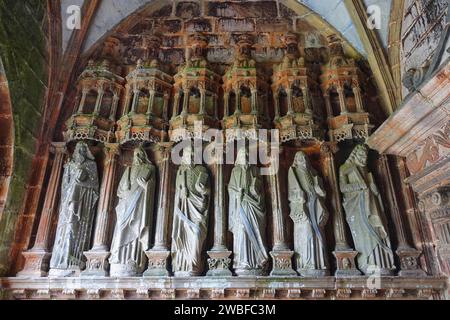 Statues des apôtres devant le portail latéral, enclos paroissial enclos paroisse fermée de Guimiliau, Finistère Penn ar Bed département, Bretagne Banque D'Images