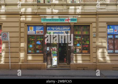 Petite entreprise avec panneaux publicitaires colorés et vitrine dans une rue de la ville, Wuppertal Elberfeld, Rhénanie du Nord-Westphalie, Allemagne Banque D'Images