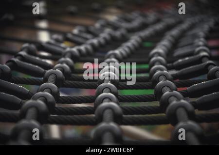 Vue détaillée d'un filet de corde sur une aire de jeux pour enfants avec effet bokeh, Wuppertal Elberfeld, Rhénanie du Nord-Westphalie, Allemagne Banque D'Images