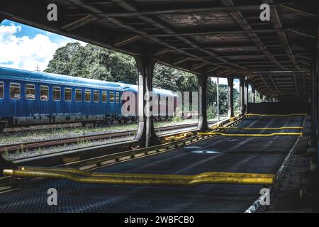 Plate-forme vide avec lignes de sécurité jaunes et wagons stationnés, gare de Dornap-Hahnenfurth, Wuppertal, Rhénanie du Nord-Westphalie, Allemagne Banque D'Images