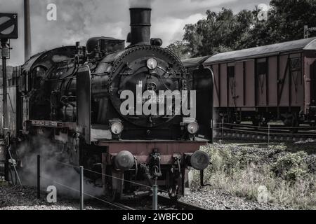 Locomotive à vapeur noire émettant de la fumée et attendant sur la voie ferrée, dépôt ferroviaire de Dahlhausen, lieu perdu, Dahlhausen, Bochum, Rhénanie du Nord-Westphalie Banque D'Images