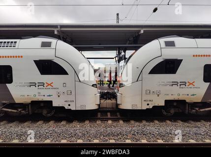 Deux wagons face à face avec vue sur la gare principale, Witten, Rhénanie du Nord-Westphalie, Allemagne Banque D'Images