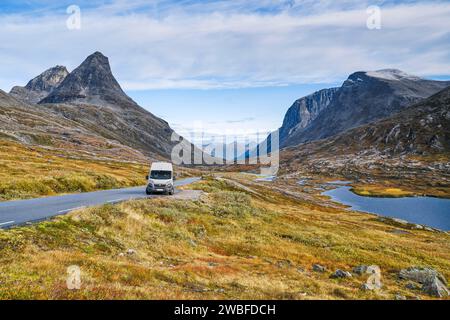 Campervan devant Bergen à Alnesdalen, lac Alnesvatnet en automne, parc national de Reinheimen, More og Romsdal, Norvège Banque D'Images