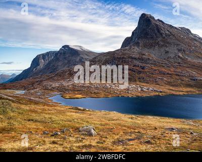 Stigbotthornet et Alnesvatnet en automne, Anlesdalen, Parc National de Reinheimen, More og Romsdal, Norvège Banque D'Images