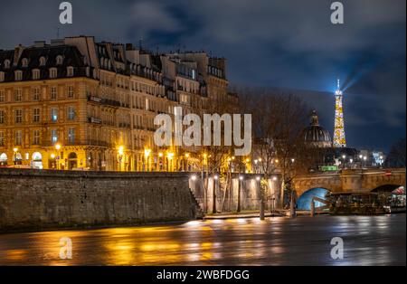 Paris, France. 28 décembre 2023. Une vue de nuit de la Seine le long de l'Ile de la Cité dans le centre de Paris, France le 2024 janvier. Photo de Christophe Geyres/ABACAPRESS.COM crédit : Abaca Press/Alamy Live News Banque D'Images