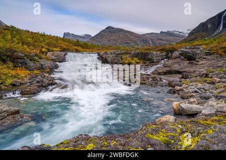 Automne dans le parc national de Reinheimen, montagnes avec rivière dans la vallée de Valldalen, montagne Stigbotthornet, More og Romsdal, Norvège Banque D'Images