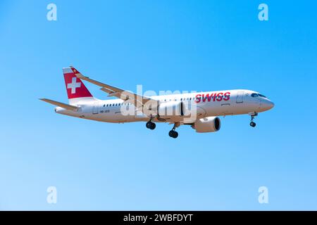 Boryspil, Ukraine - 27 août 2019 : l'avion Airbus A220 (HB-JCO) de Swiss Airlines atterrit à l'aéroport international de Boryspil Banque D'Images