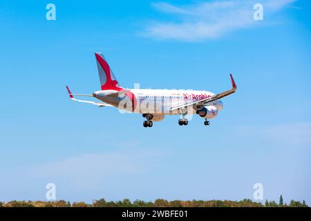 Boryspil, Ukraine - 27 août 2019 : l'avion Airbus A320 (A6-AOE) d'Air Arabia atterri à l'aéroport de Boryspil Banque D'Images